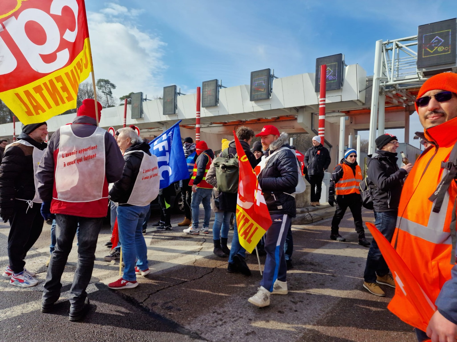 Saint-Avold : la plateforme chimique Total-Arkema bloquée, des travailleurs du privé présents en soutien !
