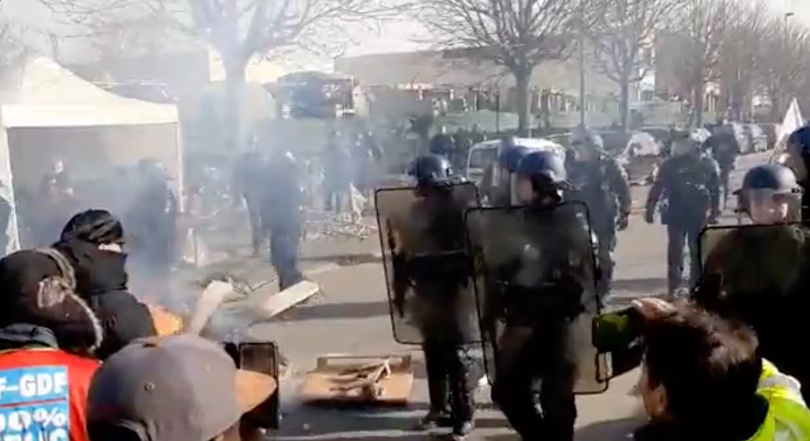 Grève des éboueurs : la police gaze et réprime le piquet du dépôt de Pizzorno à la demande de Darmanin