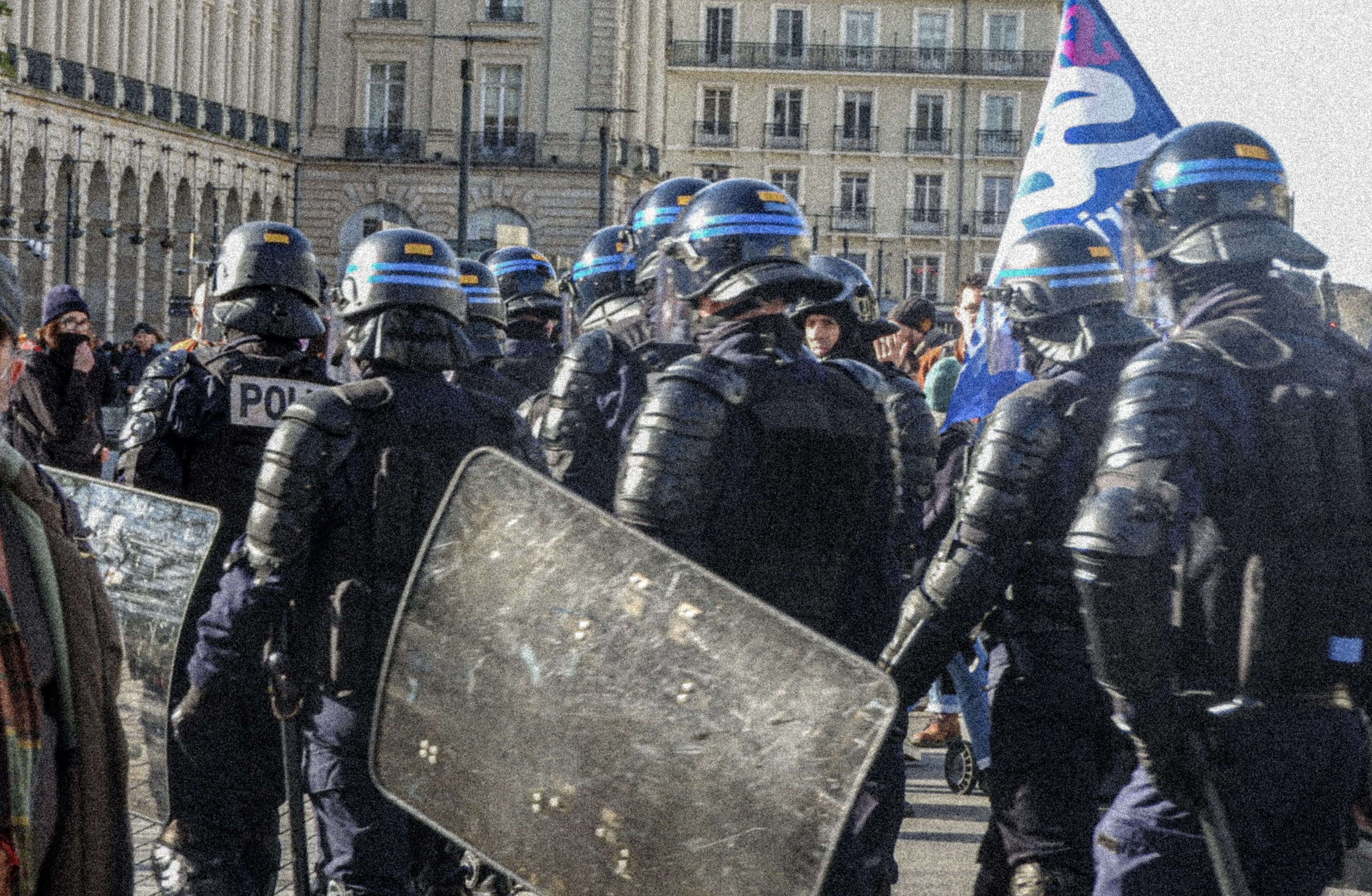 Canon à eau, arrestations et prison ferme : une manifestation régionale violemment réprimée à Rennes