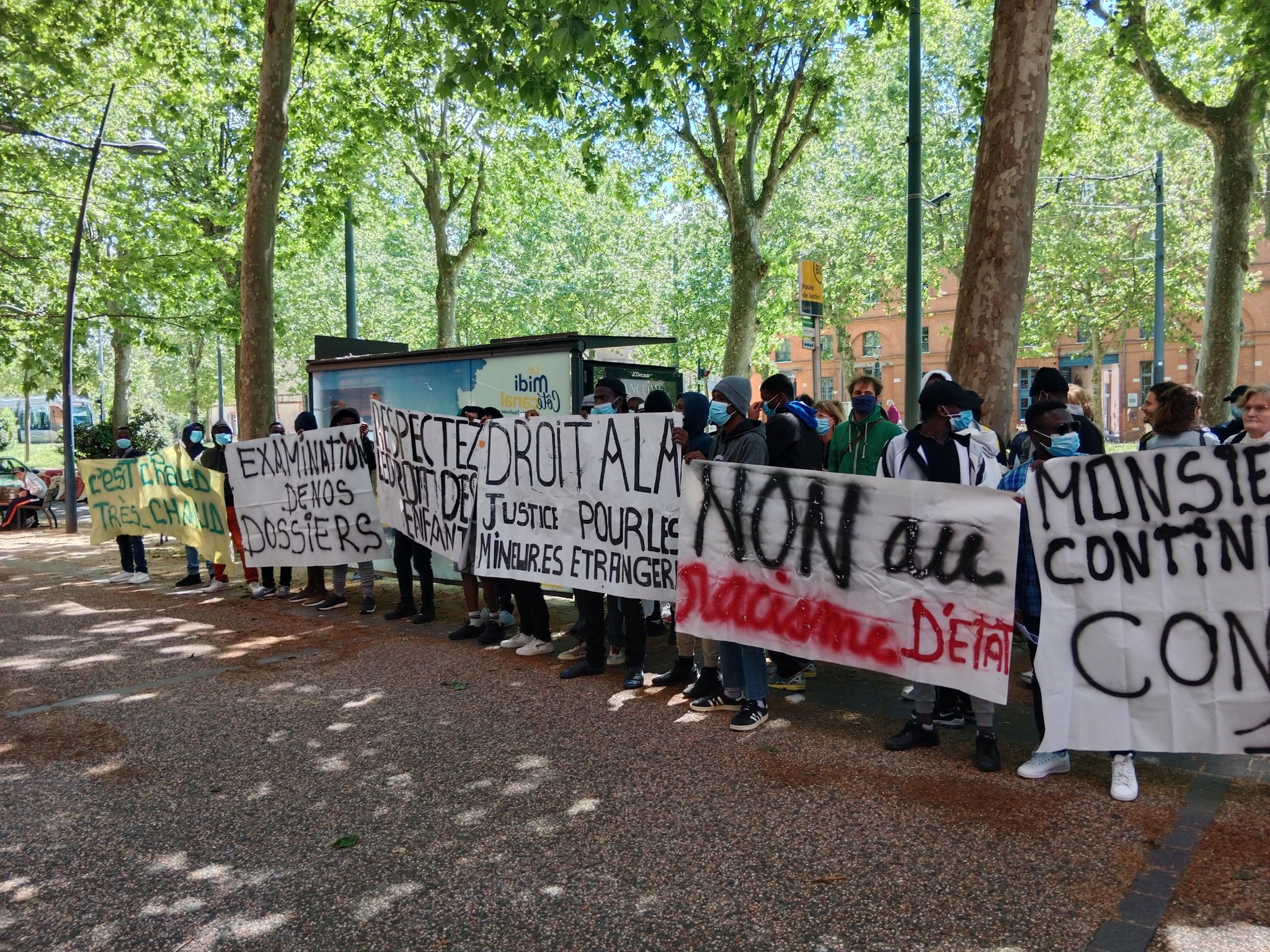 Toulouse. Les mineurs isolés étrangers rassemblés devant le tribunal pour la justice et la dignité 