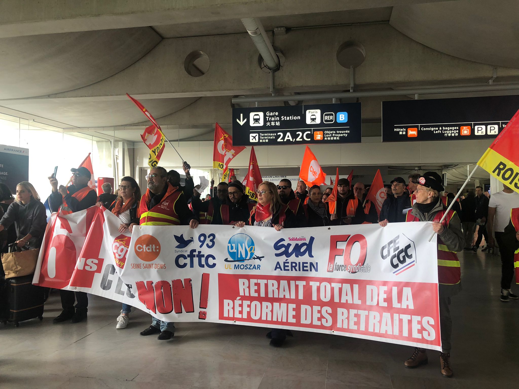 Les travailleurs de Roissy envahissent l'aéroport contre la réforme des retraites et pour les salaires