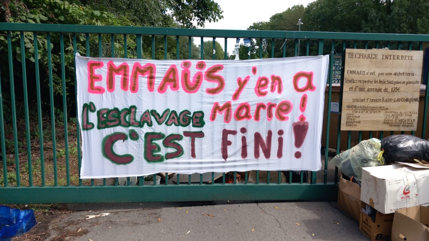 Grève d'Emmaüs : malgré la répression, les travailleurs sans-papiers restent déterminés