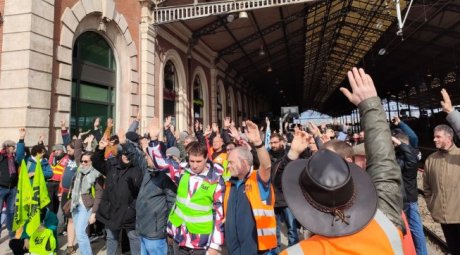 Les cheminots reconduisent la grève partout en France : « il faut élargir les revendications ! »