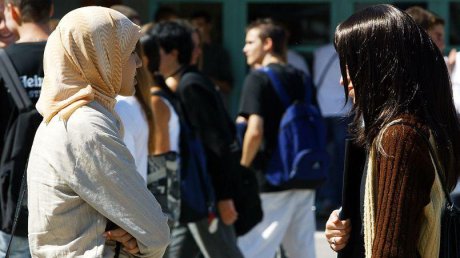 "Je veux pas que vous restiez à la maison à faire le couscous" : sexisme et islamophobie au lycée Victor Hugo
