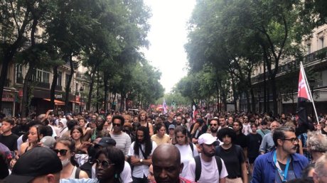 Des milliers contre les violences policières à Paris malgré l'interdiction : une victoire face à Macron !
