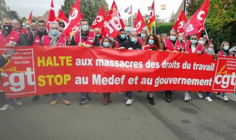 Colère devant le siège du Groupe Mulliez : « On est cassés par le travail avec une paye de misère »