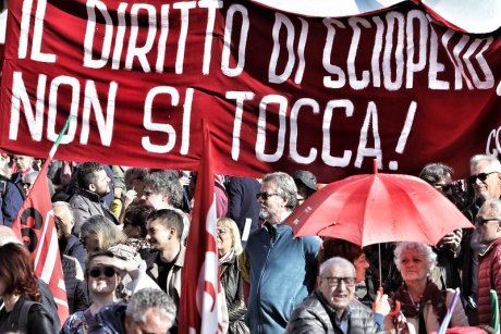 Italie. Des milliers de travailleurs en grève contre la politique austéritaire de Meloni