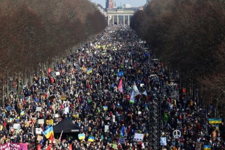 Guerre à la guerre. Des milliers de personnes manifestent à Berlin contre la guerre en Ukraine