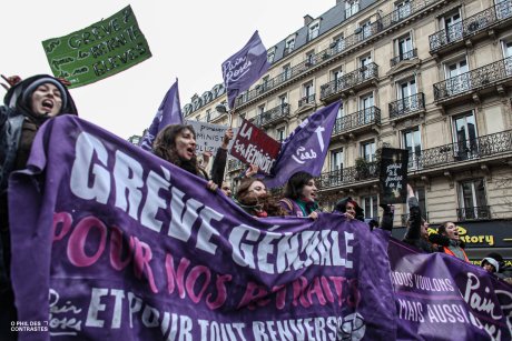 Face au 49.3, les organisations féministes doivent rejoindre la bataille pour renverser Macron et sa réforme !