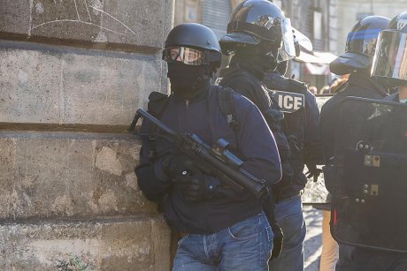 Un des policiers ayant tabassé Hedi libéré : la justice cède sous pression des syndicats policiers