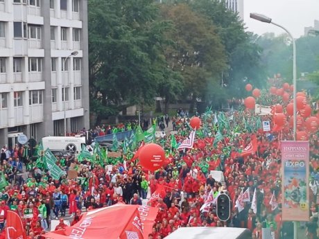 25 000 personnes défilent dans les rues de Bruxelles pour défendre le droit de grève 