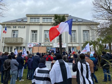 Saint-Brévin : le maire démissionne, l'extrême-droite jubile et le gouvernement cible le mouvement social