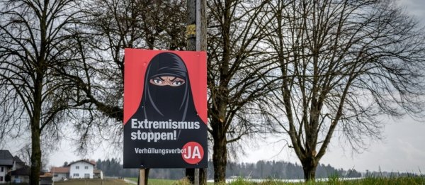 La Suisse vote l'interdiction du voile intégral à l'issue d'une vaste campagne islamophobe