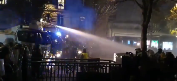 VIDEO. Journaliste balayé au sol, canons à eau et LBD : la police réprime les manifestants à Paris