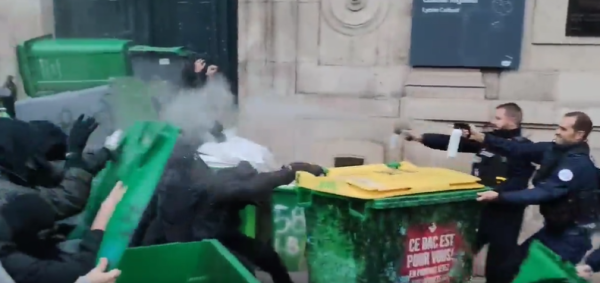 La police réprime des lycéens à coups de boucliers et de gaz lacrymogène à Paris