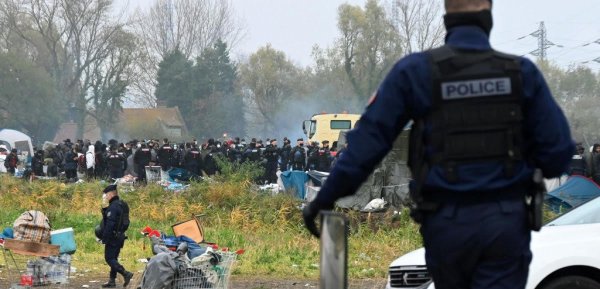 Tentes détruites, affaires volées : la police évacue le camp de migrants de Grande-Synthe