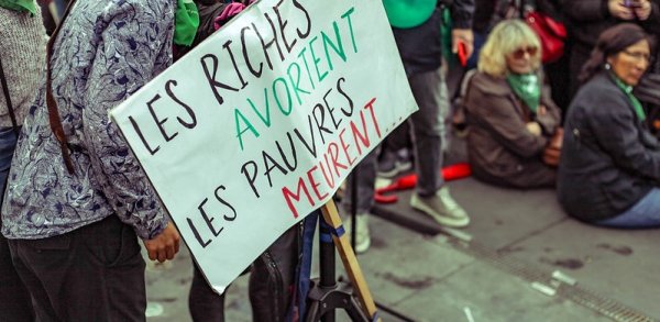 Allongement du délai légal de l'avortement : Macron s'inquiète d'offenser les réactionnaires
