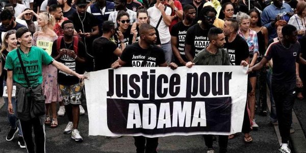 Le combat continue : Une amende requise pour le policier qui insultait Adama Traoré de « violeur »