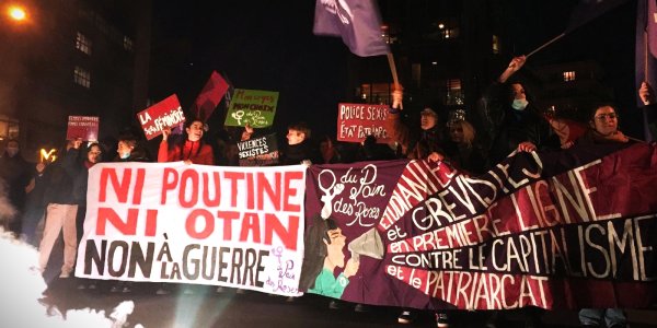 « Féministes anticapitalistes ! » : une marche de nuit radicale pour débuter la grève du 8 mars à Paris
