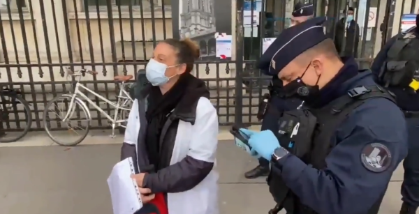 VIDEO. À Paris La police verbalise les soignants mobilisés contre la fermeture des urgences de l'Hotel-Dieu