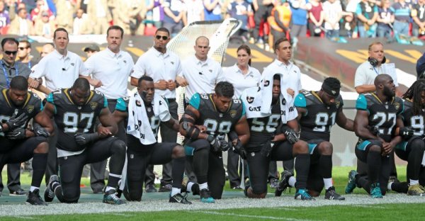 « Foutez-moi ce fils de pute en dehors du terrain », lance Trump aux sportifs qui protestent contre le racisme