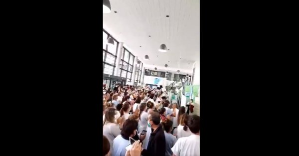 Vidéo. 300 soignants en colère rassemblées au CHU de Saint-Étienne dénoncent les fermetures de lits