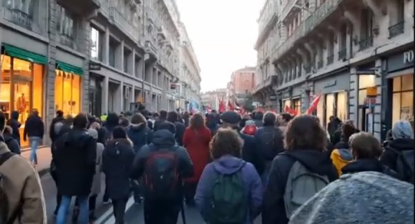 Toulouse. Plusieurs milliers de manifestant contre le 49.3, lacrymo' en fin de manif'