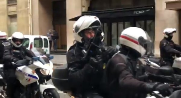 Direct. Des flics à moto armés de flashball dans Paris 