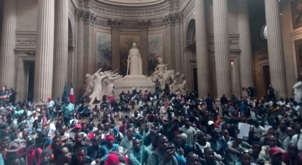 Action des Gilets noirs au Panthéon : « On lutte contre un système qui créé les sans-papiers »