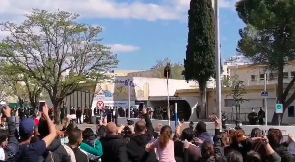 VIDÉO. « Démission ! » : Macron hué par la foule lors de sa visite à Montpellier