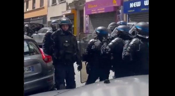 VIDEO. Manif Palestine : la police matraque le téléphone du journaliste Rémy Buisine et le plaque au mur
