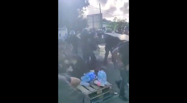 VIDÉO. Répression en Guadeloupe : les CRS gazent les manifestants pour évacuer un blocage