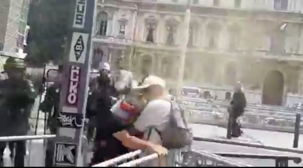 VIDEO. Un journaliste gazé et violenté par la police à la manif anti-pass sanitaire à Marseille