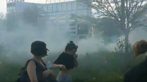 VIDEO. Lyon : les forces de police saturent l'air de lacrymos et nassent le cortège