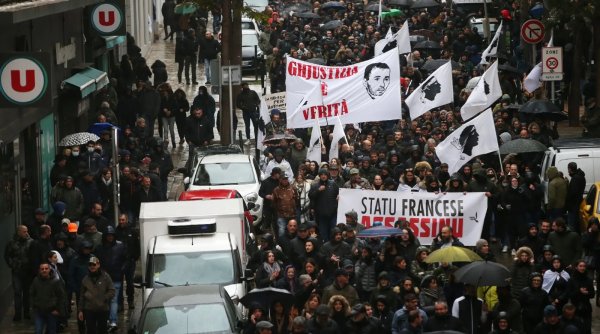  Mobilisations en Corse : l'Etat entre LBD, matraques et promesses de négociations