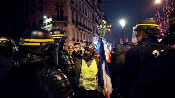 Interpellations sur les Champs-Elysées : bientôt interdit de se rassembler ?