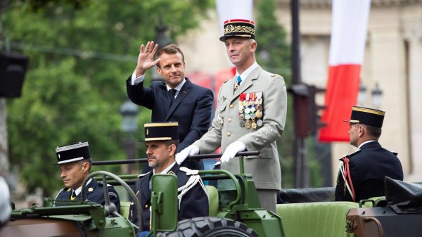 VIDEO. Acte 35 : Macron copieusement hué lors de son passage sur les Champs-Elysées le 14 juillet