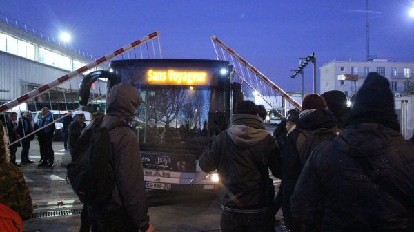 VIDEO. Des étudiant.e.s de Paris 8 aident les grévistes de la RATP à bloquer le dépôt du Barrage à Saint-Denis