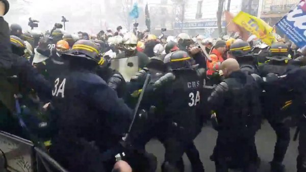 Gaz et matraque contre la manifestation des pompiers à Paris
