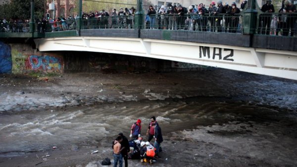 VIDEO. Au Chili, des policiers jettent un jeune homme de 16 ans d'un pont dans une rivière