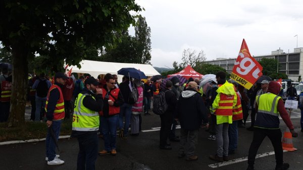 Suppressions d'emplois, fermetures de site : les ouvriers de l'automobile mobilisés à Flins et Sochaux