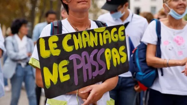 Suspensions de salaire : les soignants mobilisés dans plusieurs villes de France contre l'autoritarisme du gouvernement 