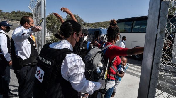 Prison à ciel ouvert : Darmanin vante le « modèle grec » de camp de réfugiés ultra sécurisés 