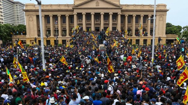 Sri Lanka : des milliers de manifestants envahissent le palais du Président et obtiennent sa démission