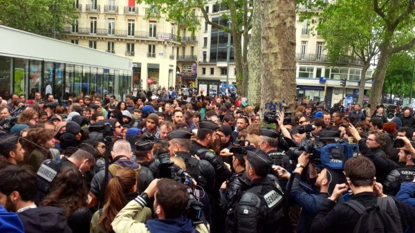 Manifestation du collectif Urgence Notre Police Assassine interdite. Manifestants gazés à République.