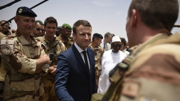 Emmanuel Macron donne à l'armée les moyens de ses ambitions impérialistes