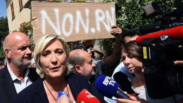 Marine Le Pen huée par les habitants d'un village accueillant des migrants