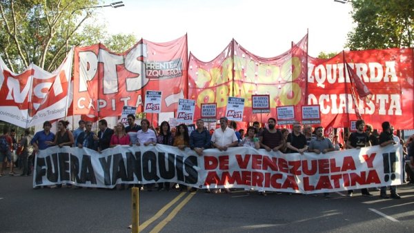 La gauche argentine mobilisée devant l'ambassade des États-Unis contre le coup d'État au Vénézuela 