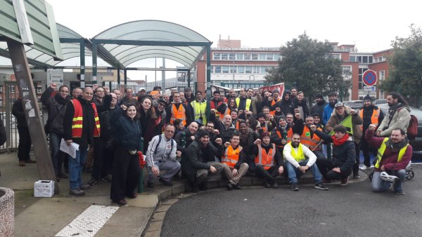 Poissy : une action des grévistes de le RATP et de la SNCF en direction des travailleurs du privé 