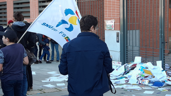 Toulouse. Contre la réforme Blanquer et la répression, les enseignants jettent leurs livres devant le Rectorat